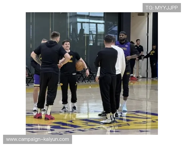 东契奇与巴特勒携手新东家首秀揭幕战上演巅峰对决